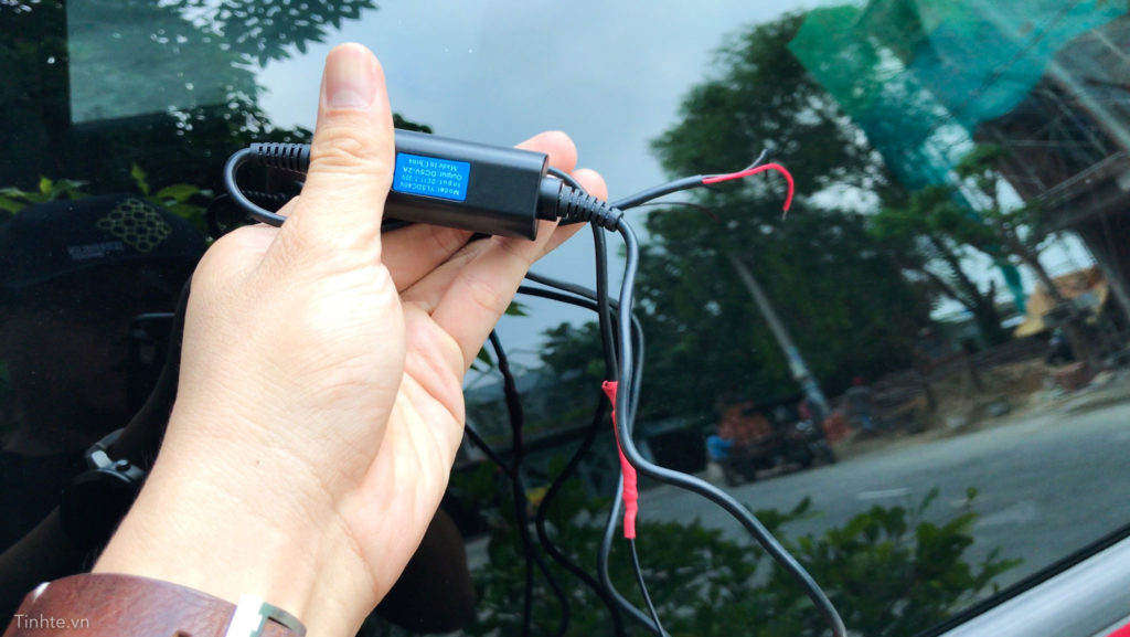 Lấy điện từ kính chiếu hậu cấp nguồn cho camera hành trình